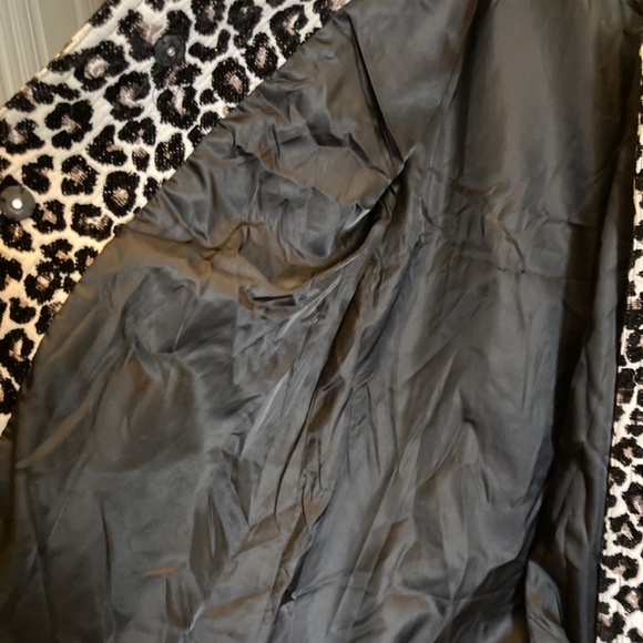 Mid-Waist button down embroidered jacket - Picture 8 of 9